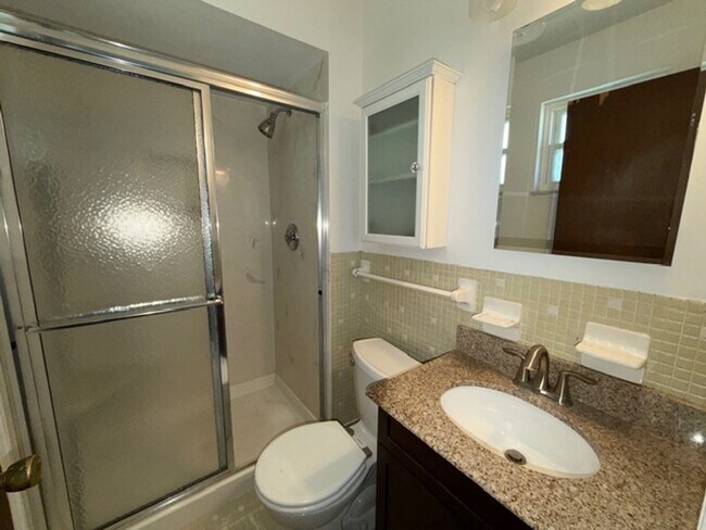 Building Photo - Spacious 5BR / 2BA in Manchester For Rent