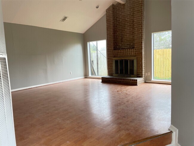 Building Photo - 526 Meadow Knoll Dr