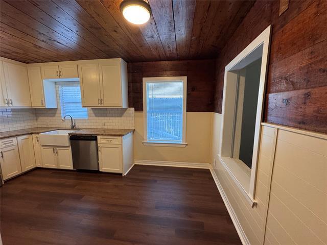 Building Photo - 2547 Sharon St