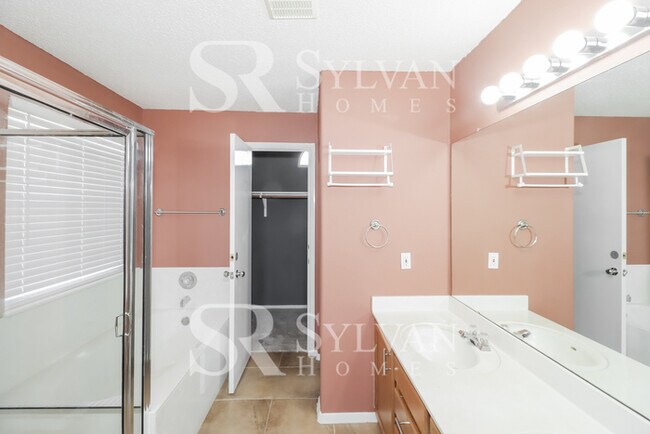 Building Photo - Your dream home awaits!