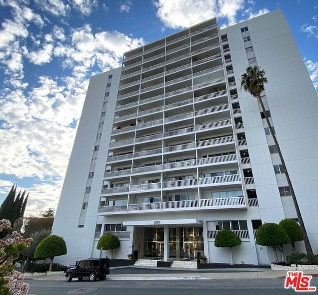 Building Photo - 999 N Doheny Dr