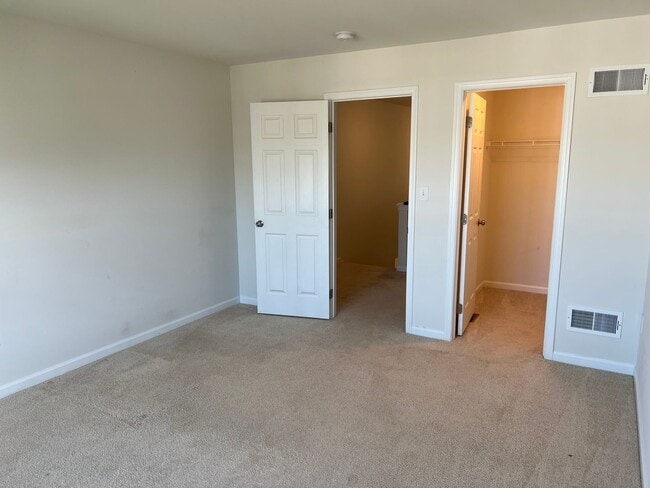 Building Photo - Stunning 4 bedroom 2.5 Bathroom Home in Ma...