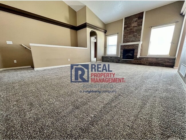 Building Photo - Beautiful 6 Bedroom 3 Bath house - 2 Car Garage - 6 month lease