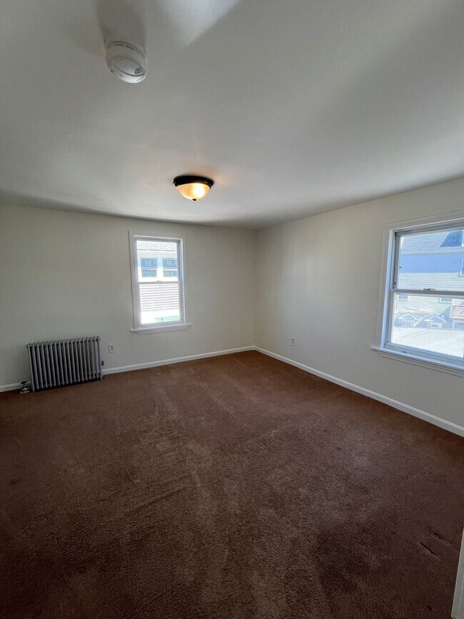 Building Photo - Central St Apartments