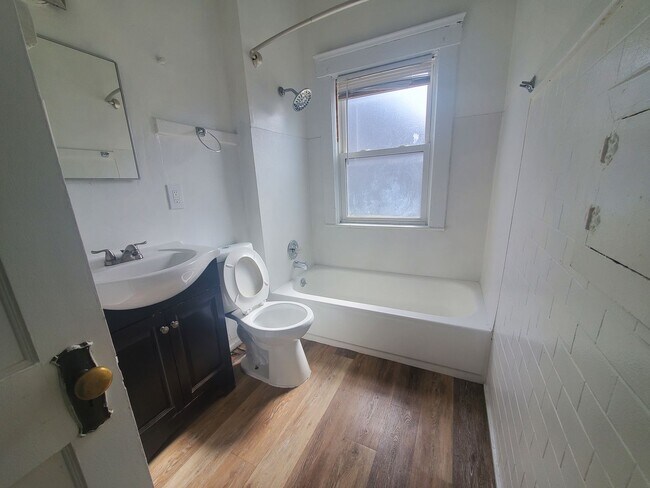 Building Photo - 2bd Unit in 4-plex near Case Western!