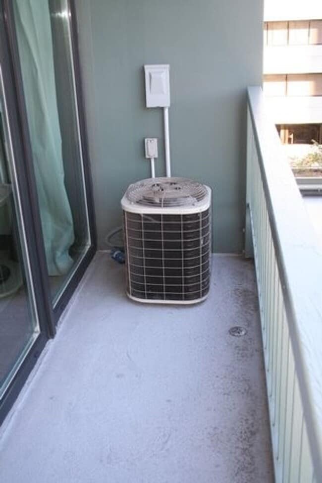 Building Photo - Harrison East Condos - 1 bed/1 bath w/balcony/storage/free laundry/pool (DOWNTOWN/PSU/OHSU)