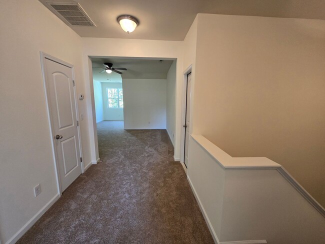 Building Photo - Spacious 3BR, 2.5BA Townhome with Loft & H...