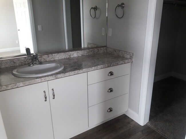 Building Photo - Move-In Discount --3 bed 2.5 bath - Newer townhome in the heart of Cedar City