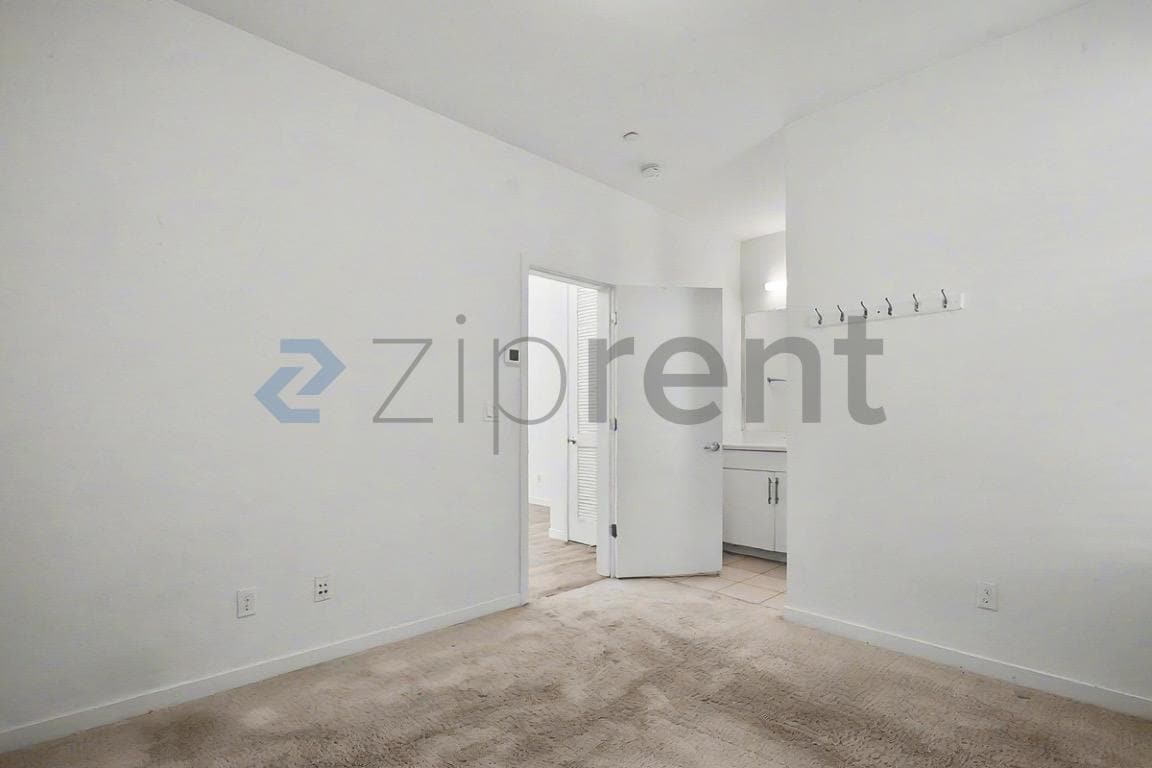 Building Photo - 450 Crate Ave