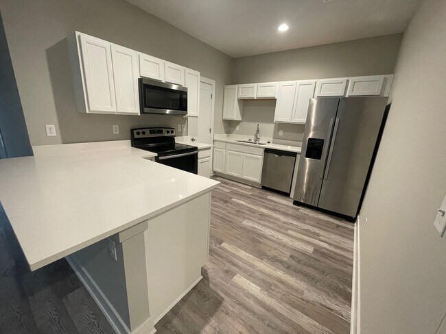 Building Photo - 16283/85 Ike Ct