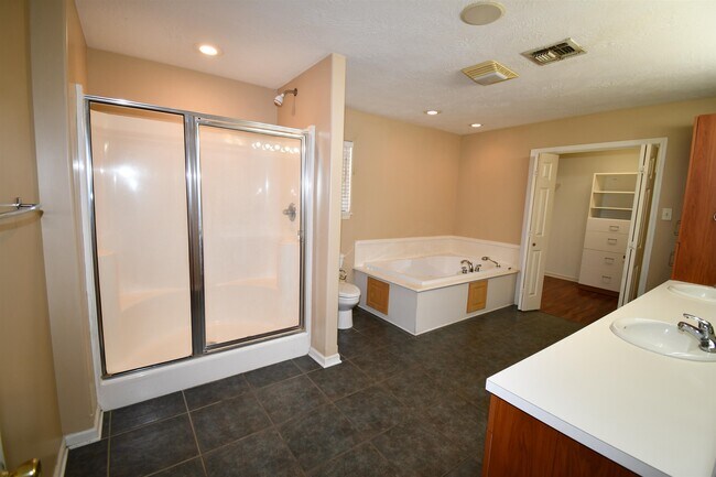 Building Photo - 604 Derouen St