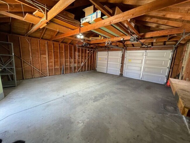 Building Photo - 701 Claremont Cir