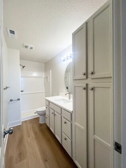 Building Photo - 517 Gillis St