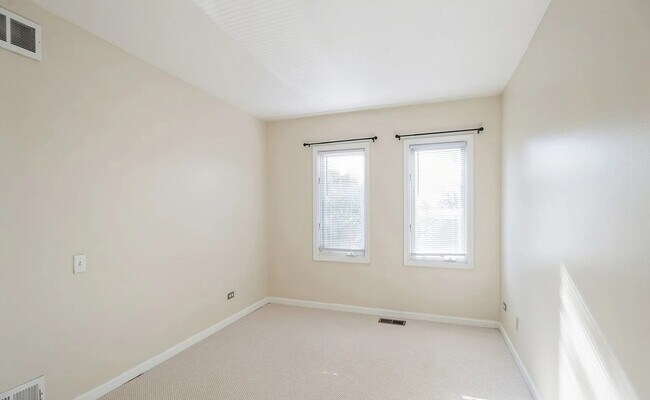 Building Photo - Comfortable Living in a Great Neighborhood