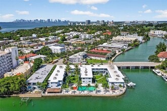 Building Photo - 7207 Bay Dr