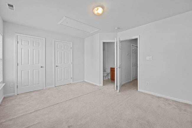 Building Photo - Spacious 3-Story End-Unit Townhome Near RTP
