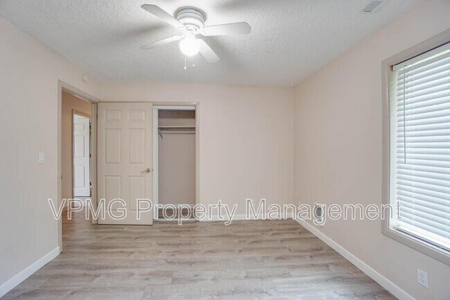 Building Photo - 5404 NE 45th St