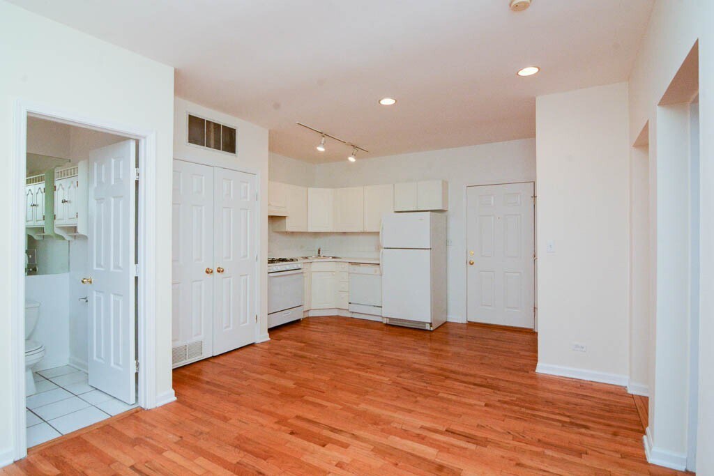 Building Photo - 909 W Dakin St