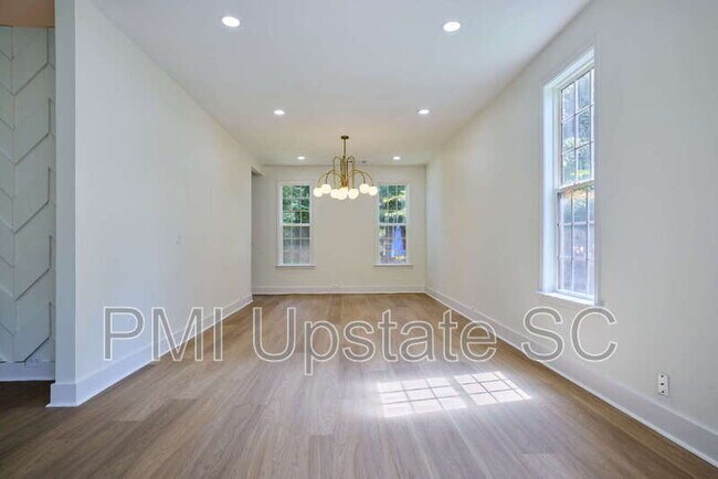 Building Photo - 307 Woodruff Lake Way
