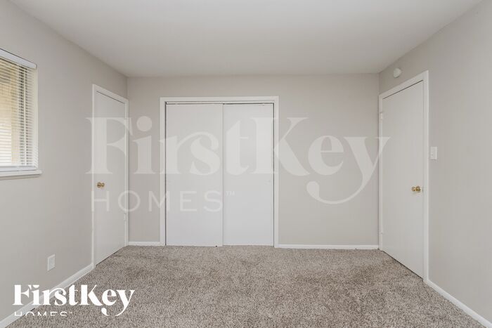 Building Photo - 221 Grovewood Dr
