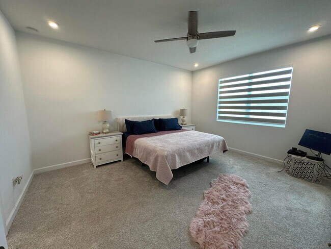 Building Photo - 10230 SW Orana Dr