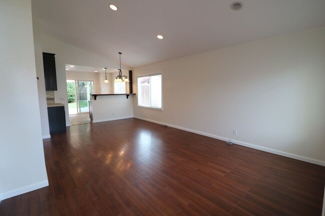 Building Photo - Gorgeous 2/Bed, 2/Bath Home in Simi Valley!