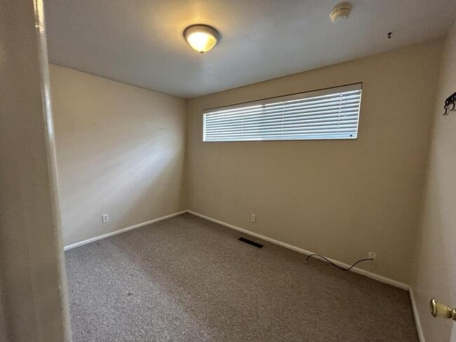 Building Photo - 909 Browning Ave