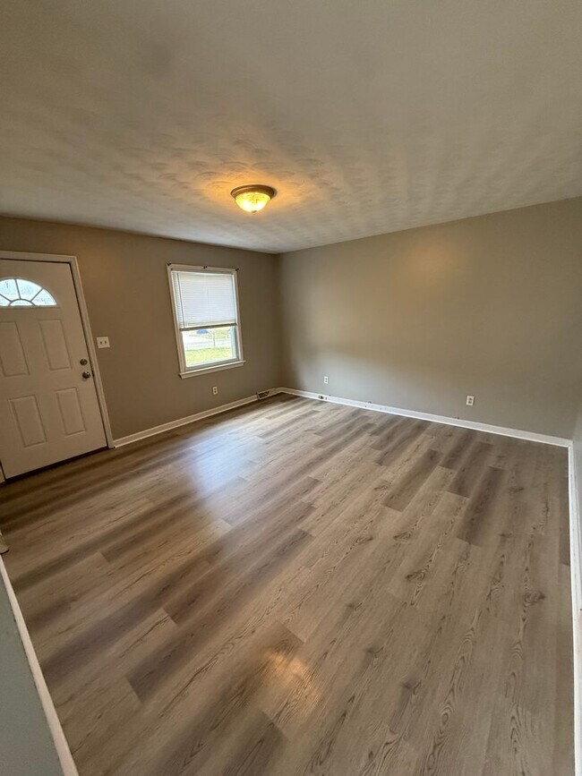 Building Photo - 2 Bed / 1 Bath