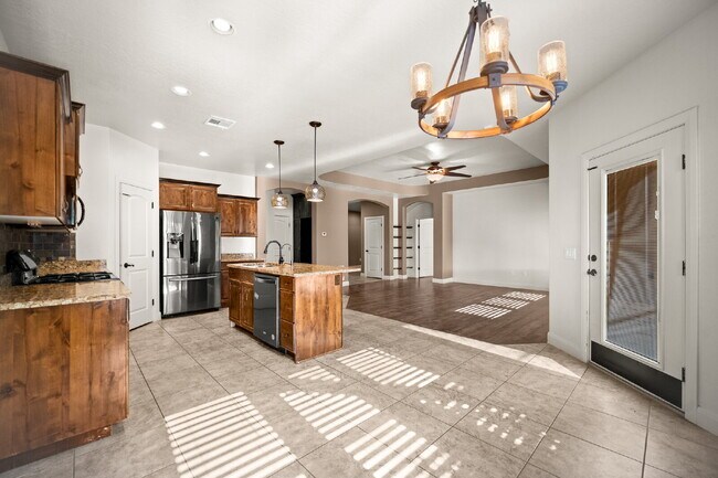 Building Photo - "Spacious 5-Bed Oasis with 3 Baths in Washington, UT – 3,171 Sq Ft of Comfort!"