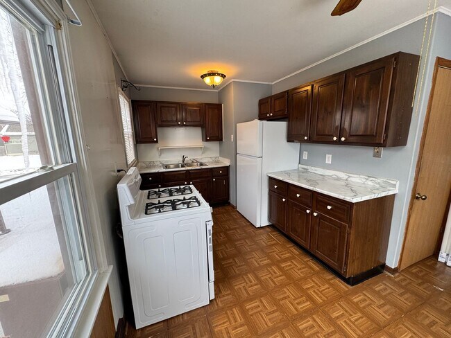 Building Photo - 3 Bedroom 2 Bath house in Bettendorf