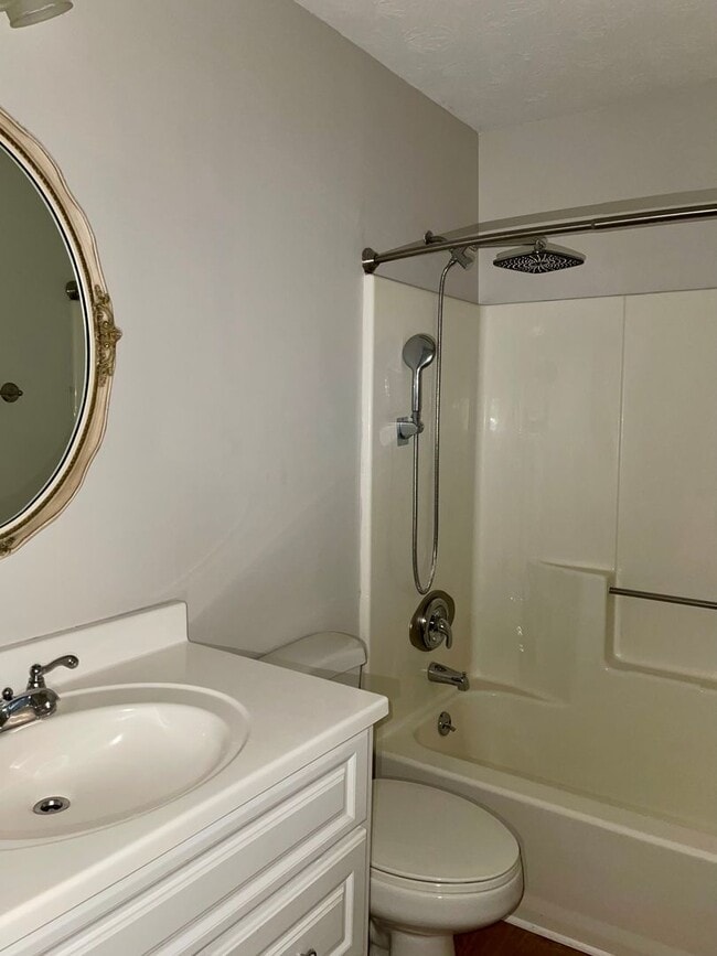 Building Photo - Spacious Updated 3 Bed/2 Bath Situated on a Private Lot!