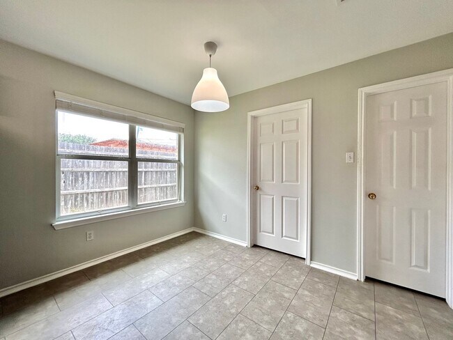 Building Photo - Spacious 4/BR 3/BA One-Level Home with Lar...