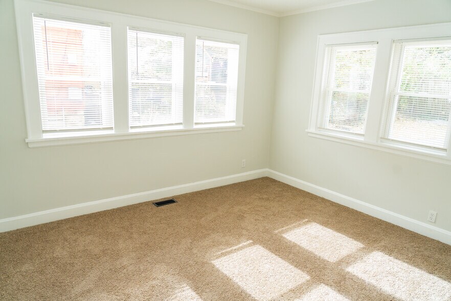 Building Photo - 5536 Paseo Blvd