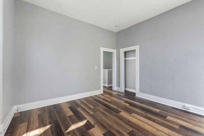 Building Photo - Modern 10-Room Downtown Gem – Ideal for Fl...