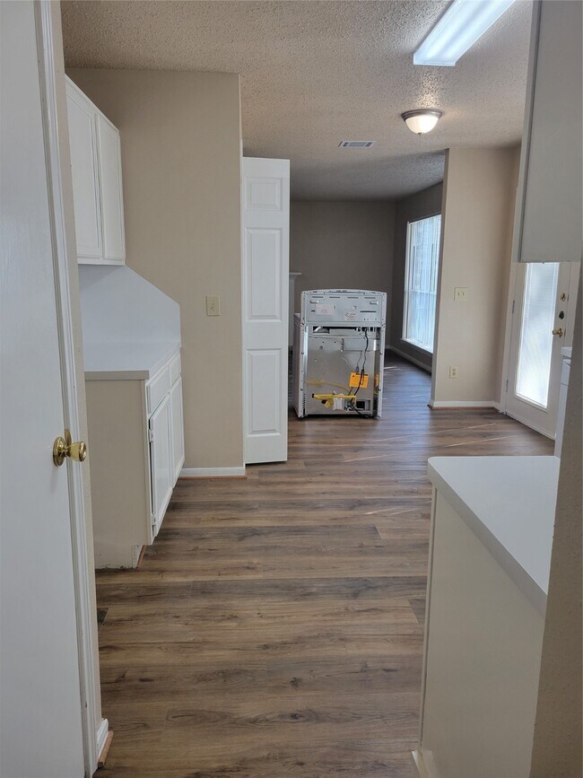 Building Photo - 9315 Southleigh Dr