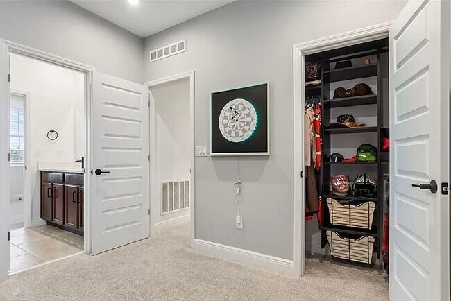 Building Photo - 2340 Woodside Way