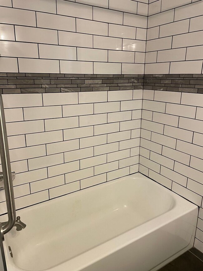 Building Photo - Knoxville 37914 - Adorable 2 bedroom, 1 bath home - Contact Lisa Vineyard and Shannon Russell (86...