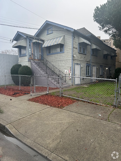 Building Photo - 3242 Linden St