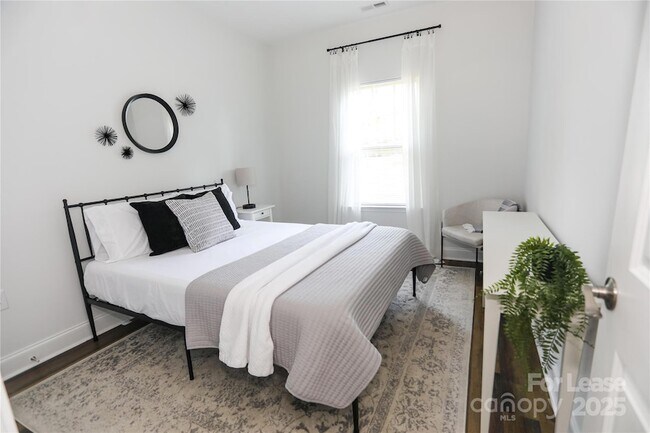 Building Photo - 2734 Kendrick Ave