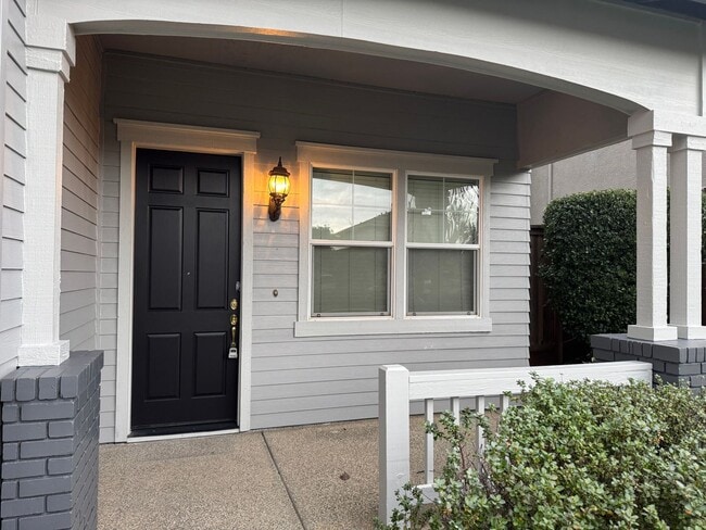 Building Photo - Well-maintained Roseville home!