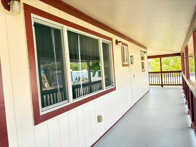 Building Photo - Three Bedroom Home
