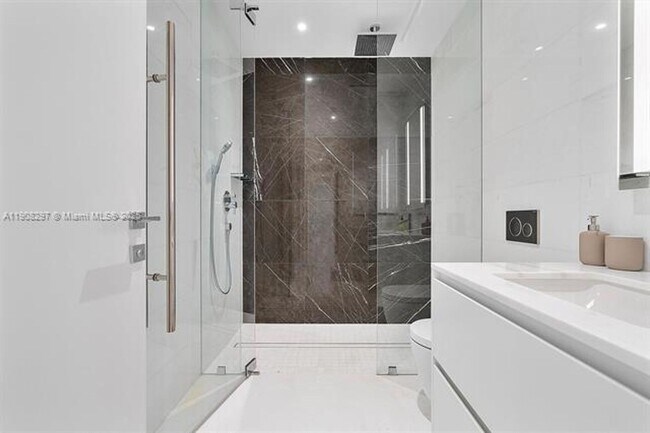 Building Photo - 300 Biscayne Blvd Way