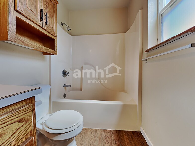 Building Photo - 641 NW Meadows Dr