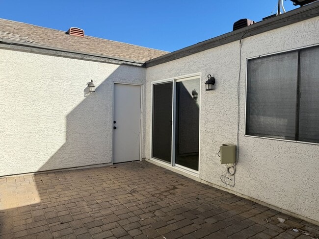 Building Photo - Chandler Blvd./Gilbert Rd, Patio home, 3 b...