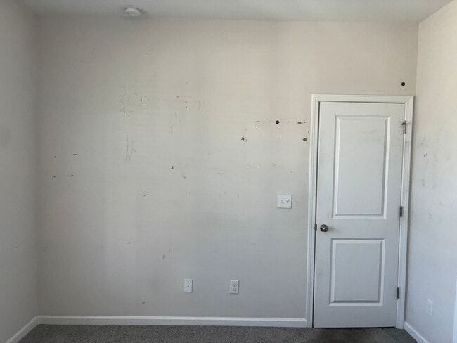 Building Photo - Room in House on Hopper Cir