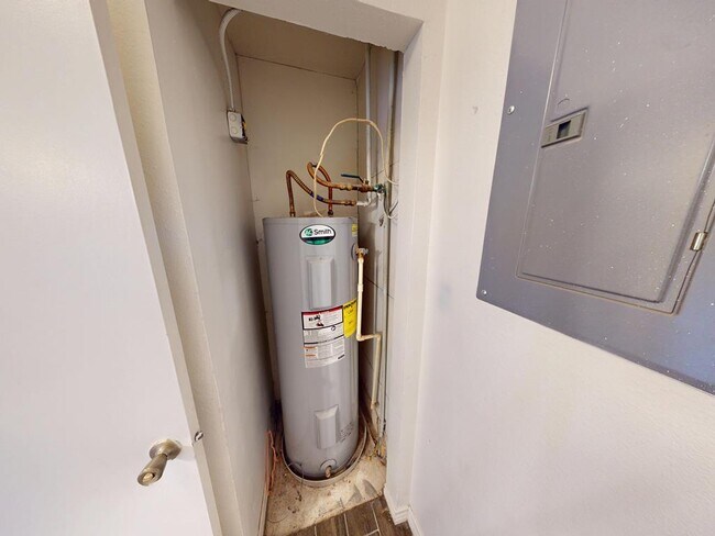 Building Photo - 728 SW 7th Pl