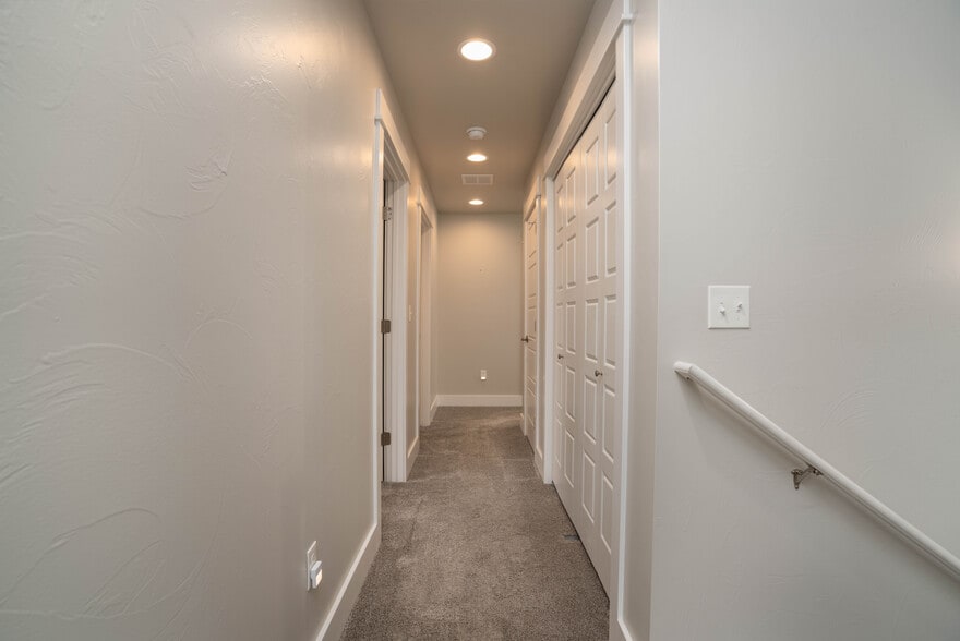 Building Photo - 1403 Happy Ln