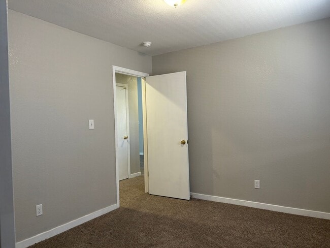 Building Photo - 3 BR home near Central High East campus, good access to HWY 99