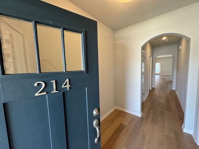 Building Photo - Spacious home with a fence, in PRIME location with a move in special