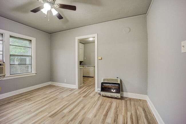 Building Photo - Freshly Updated 2 Bedroom House